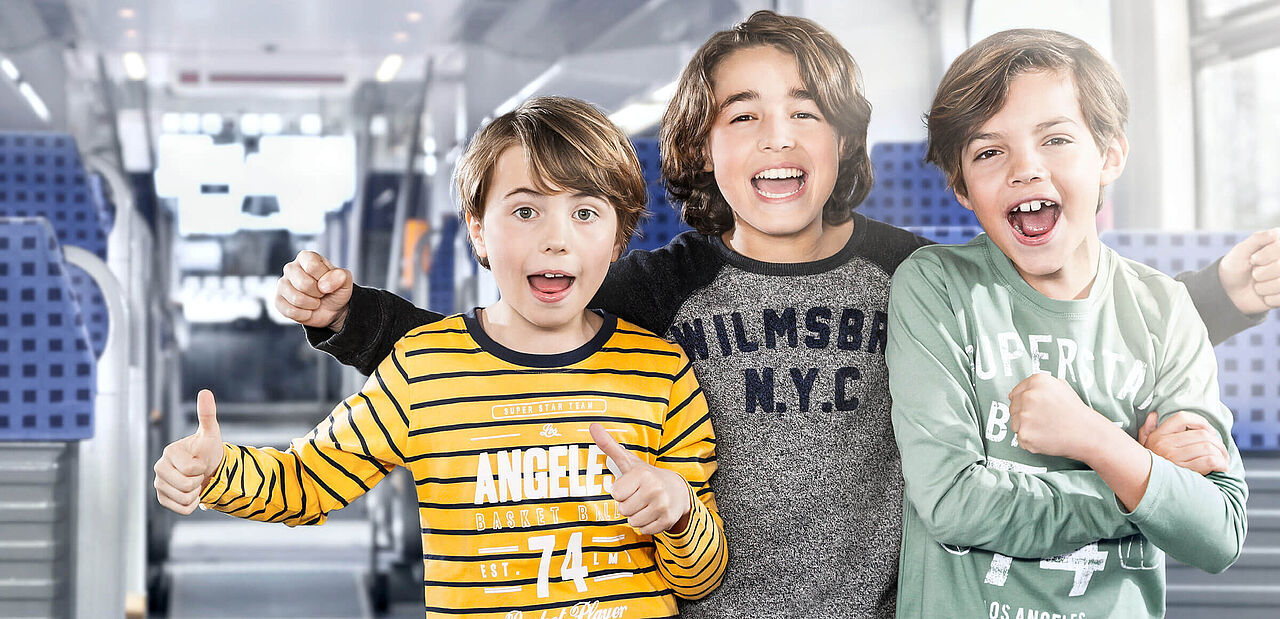 3 Kinder haben Spaß in der Bahn